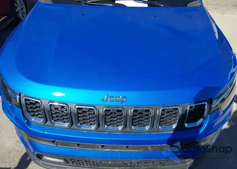 2025 Jeep Compass Latitude 4X4 z USA, uszkodzony, nr VIN 3C4NJDBN5ST561741